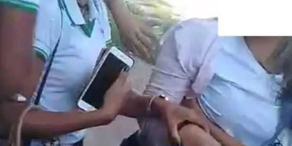 A estudante foi levada da escola após agredir fisicamente e verbalmente a professora/Foto: Reprodução 