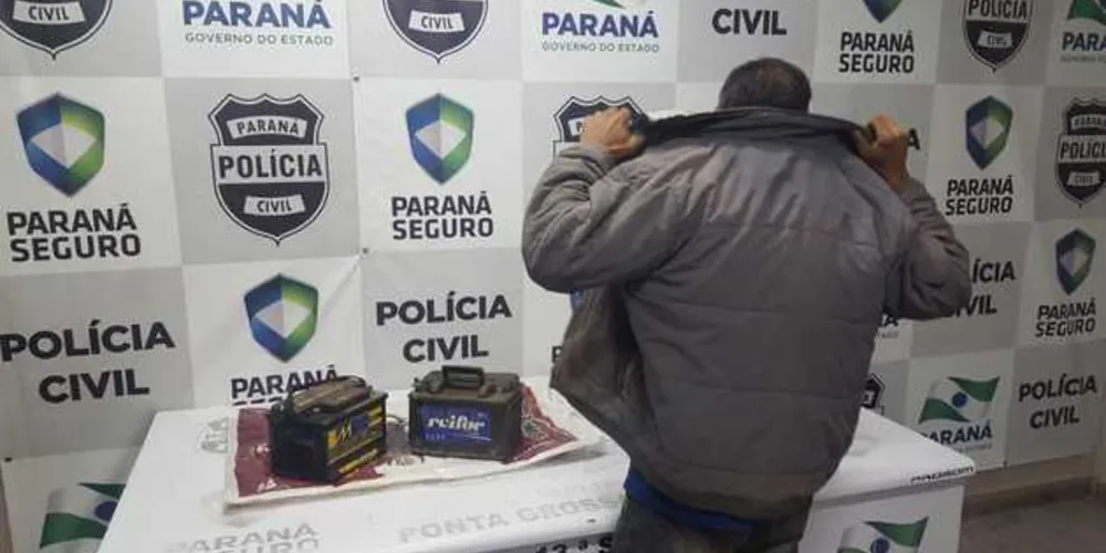 Homem foi preso tentando fugir de barracão da Polícia Civil