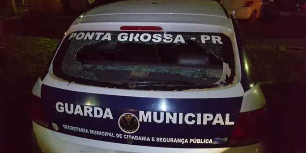 Suspeitos foram detidos por quebrarem vidros de viatura e da base do Guaragi da GM