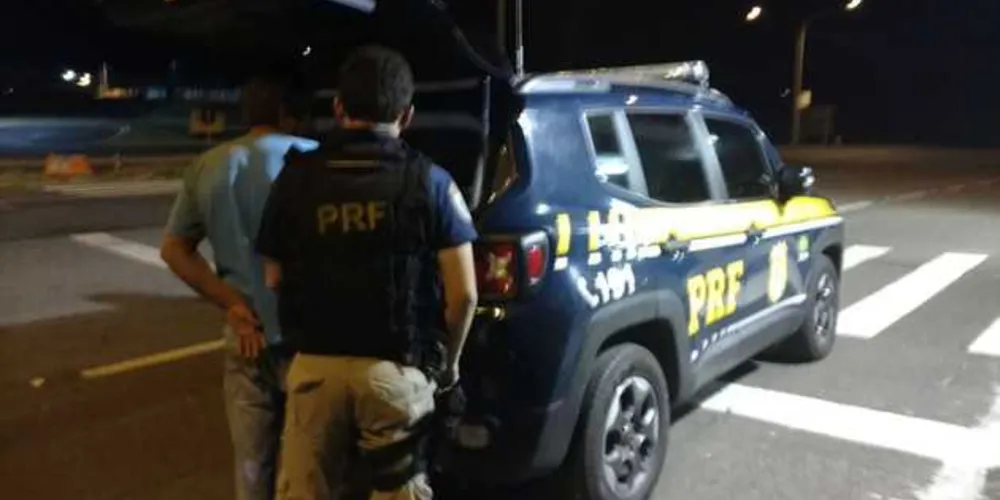 PRF prende motorista embriagado após capotamento