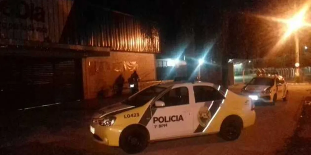 Bandidos entraram pela janela do banheiro de mercado
