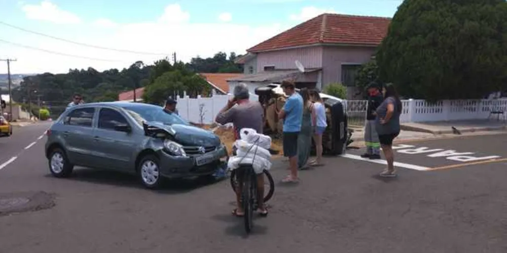 Imagem ilustrativa da imagem Carro capota após acidente em cruzamento de PG