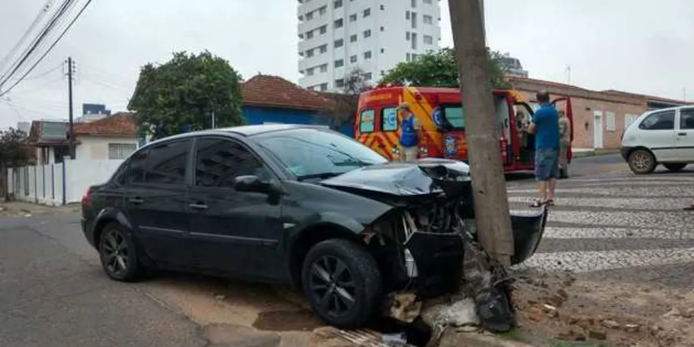 Imagem ilustrativa da imagem Carro bate contra poste e motorista foge na Nova Rússia