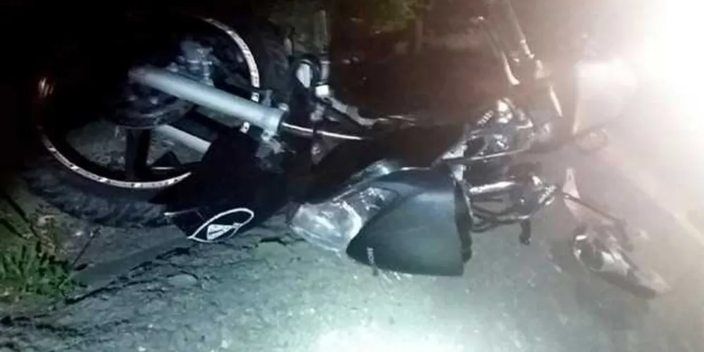 Piloto da moto está em estado grave e passageiro morreu no hospital