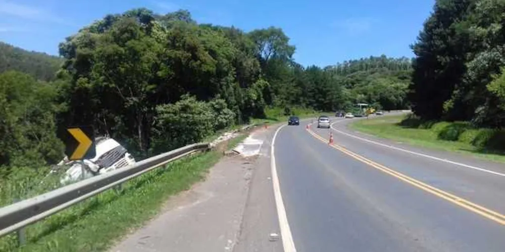 Motorista perdeu controle da direção e caminhão capotou fora da pista
