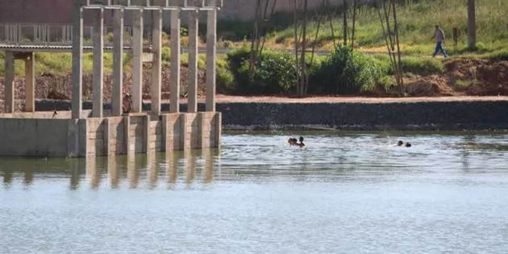 Adolescentes e crianças improvisam trampolim no Lago de Olarias
