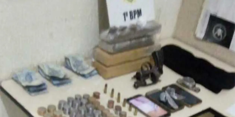 Além da droga, policiais também apreenderam dinheiro e revólver