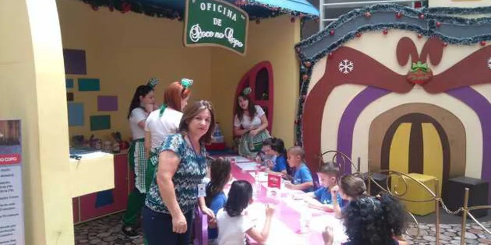 Cerca de 200 crianças participaram do Cinema de Fantoches e da Oficina de Doce no Copo