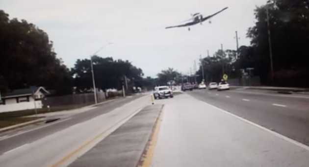 Câmera de uma viatura flagrou o momento da queda do avião. Foto: Reprodução
