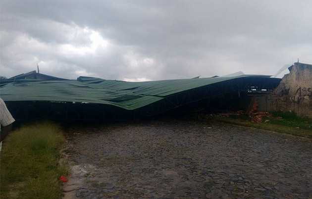 Tempestade da última terça-feira causou estragos no prédio público; telhado veio abaixo e danificou até ônibus escolar 