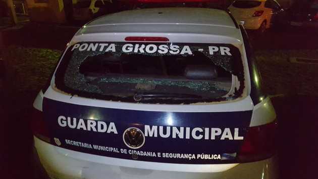 Suspeitos foram detidos por quebrarem vidros de viatura e da base do Guaragi da GM
