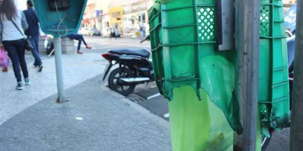 Boa parte das lixeiras da cidade acaba sendo destruída por vândalos 