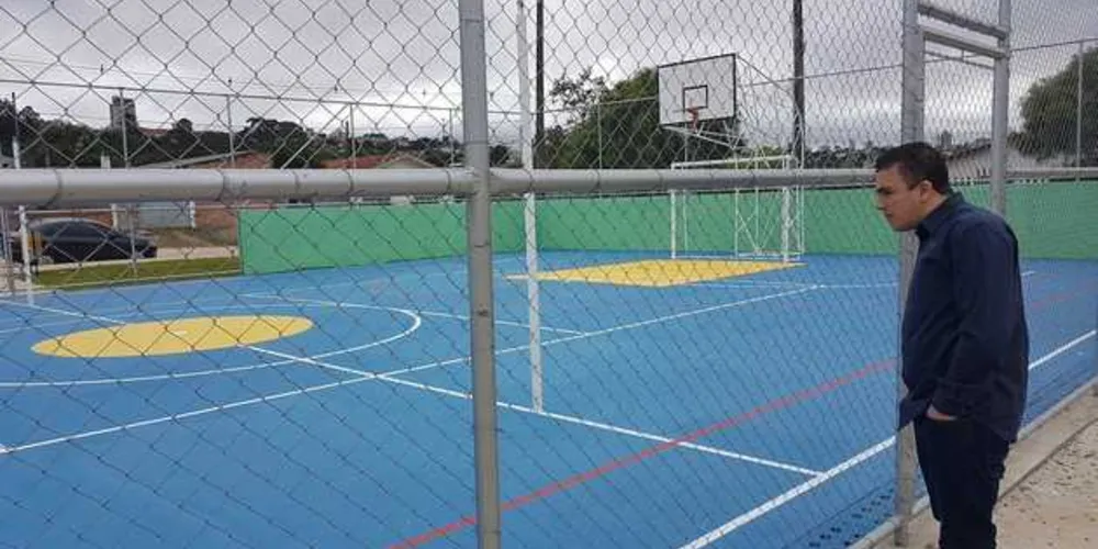 Aliel visita a quadra da Vila Cristina, revitalizada com uma emenda do parlamentar