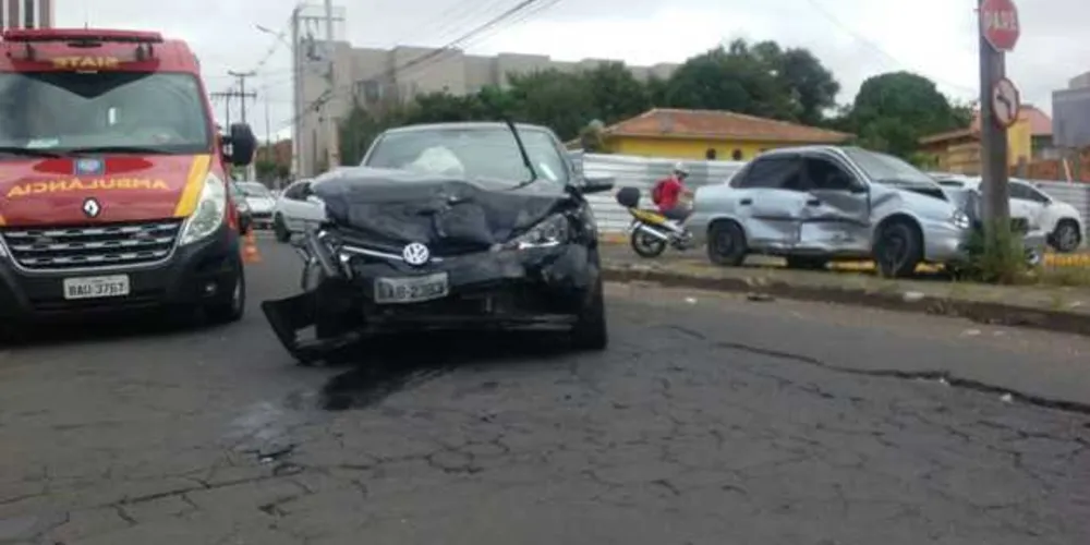 Imagem ilustrativa da imagem Carro fura preferencial e causa acidente