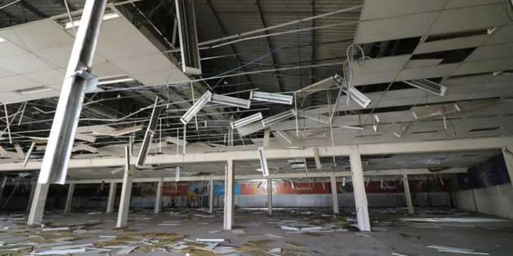Flagrantes mostram estado de depredação do antigo Hipermercado BIG