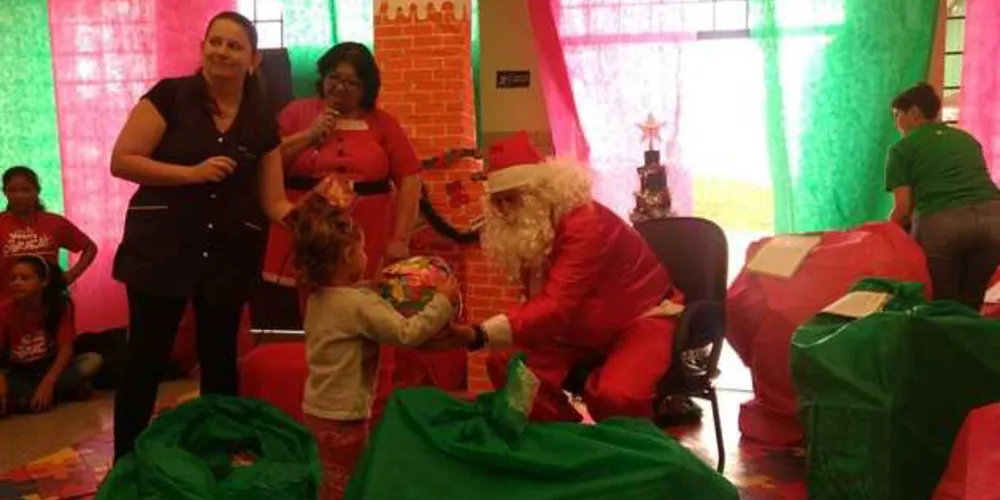 Presentes foram doados por empresas, funcionários e comunidade para a campanha de Natal dos Correios