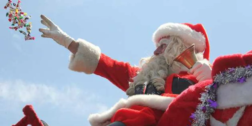 Papai Noel, de mais de 80 anos, anda pelas ruas da cidade doando balas aos pequenos