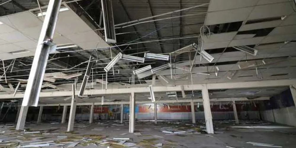 Prédio é saqueado por vândalos e usado como ponto de venda e consumo de drogas no Centro de Ponta Grossa