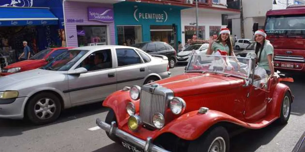 Imagem ilustrativa da imagem Papai Noel da Acipg desfila nos bairros da cidade