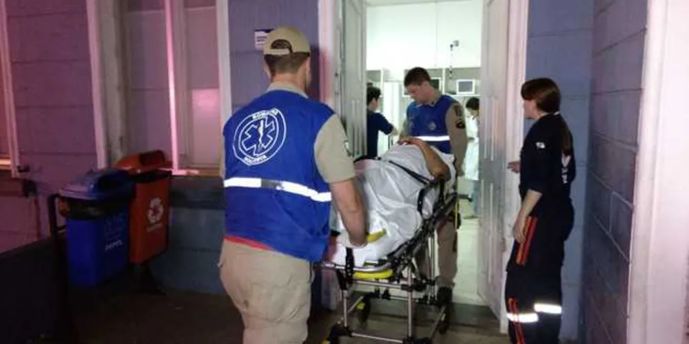 Vítima foi levada pelos socorristas até a Santa Casa de Misericórdia