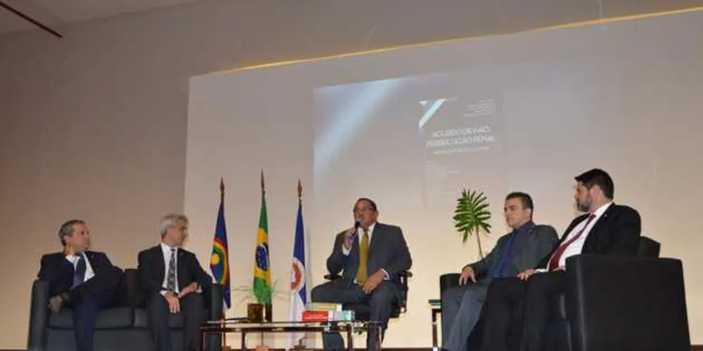 Ao lado do deputado federal Alessandro Molon (Rede-RJ), Aliel falou sobre os desafios do Ministério Público no Congresso Nacional
