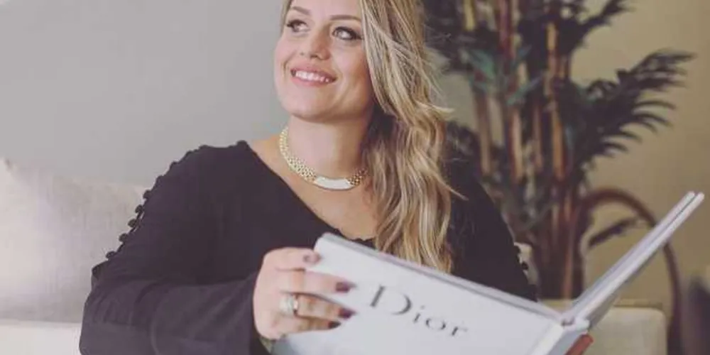LUXE DECORAÇÕES – A Luxe Decorações é uma empresa que trabalha com um novo modelo de decoração, trazendo uma consultoria desde o projeto com parcerias dos melhores escritórios de Arquitetura e Design de Ponta Grossa. A empresária Suellen Generoso tem o intuito de tornar o estilo dos ambientes próprio e único, fazendo com que cada pessoa tenha a sensação do bem-estar do seu lar como em nenhum outro lugar, com peças exclusivas.