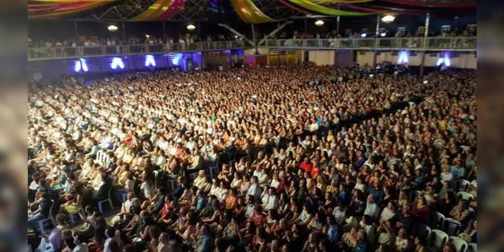 Show de Roberto lotou o Centro de Eventos da cidade