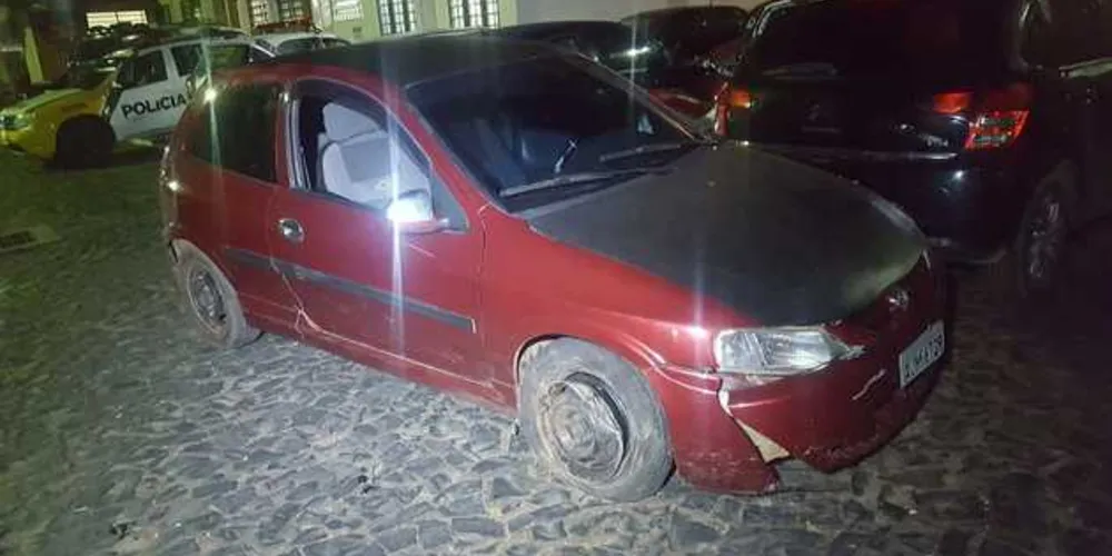 Imagem ilustrativa da imagem PM persegue e prende trio com carro roubado em Uvaranas