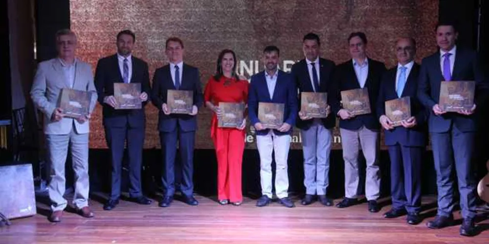 Autoridades do meio jurídico e lideranças políticas dos Campos Gerais marcaram presença no lançamento do Anuário do Direito de Ponta Grossa