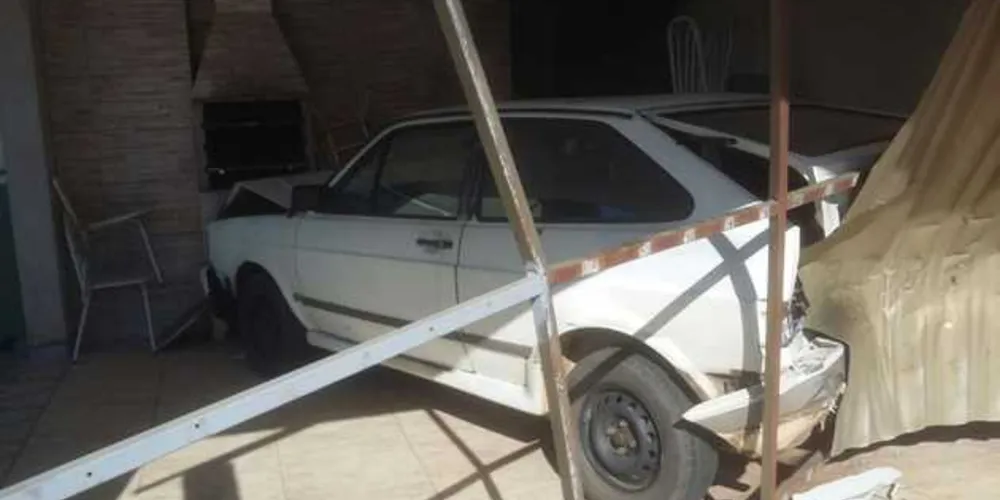 Carro que estava na garagem foi danificado no acidente