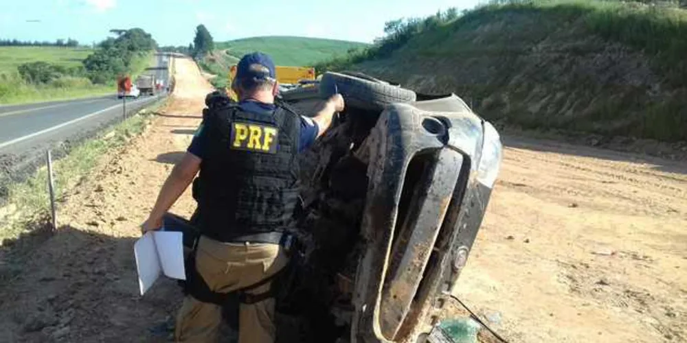 Motorista e passageiro tiveram apenas ferimentos leves e foram levados para hospitais de Ponta Grossa