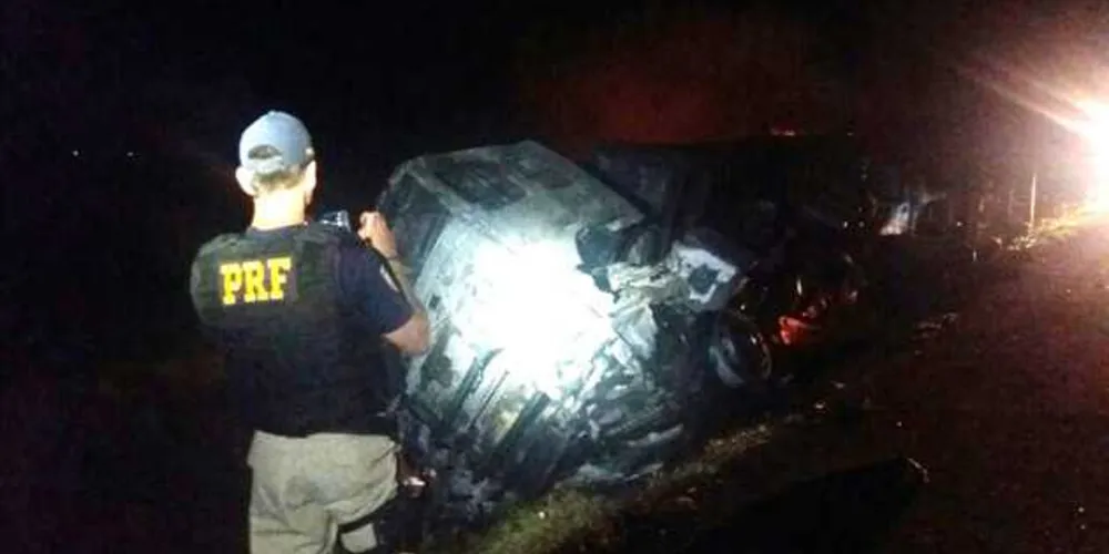 Veículo foi totalmente destruído, mas motorista conseguiu escapar apenas com ferimentos leves