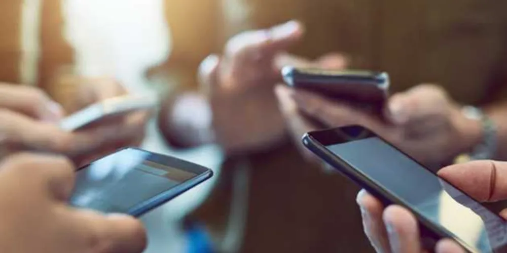 Celulares vão ter o sensor de digitais embutido na tela/Foto: Divulgação iStock Exame 