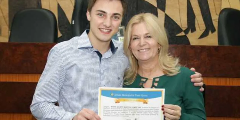 Na entrega da Moção de Aplauso também foi destacado o trabalho desenvolvido pela professora junto ao Grupo Vital Running PG/Foto: Reprodução 