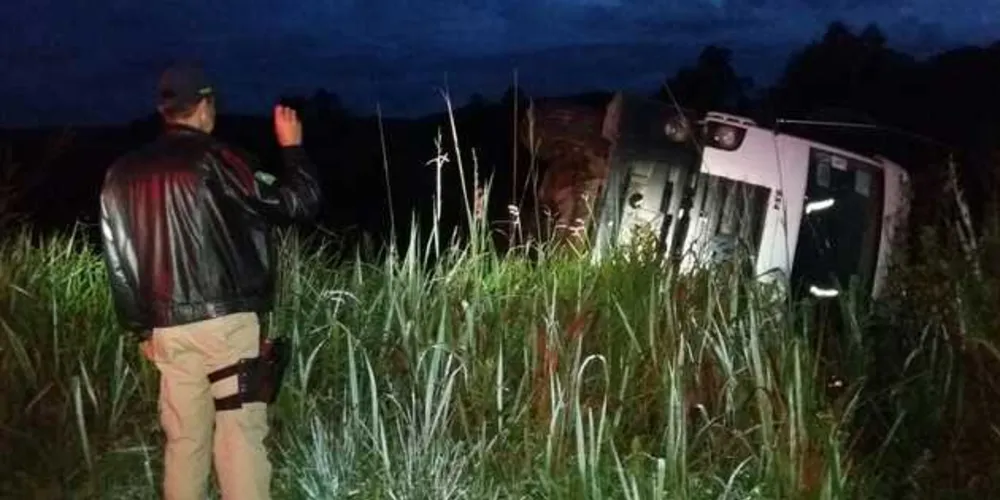Veículo tombou fora da rodovia e fluxo de veículos não precisou ser interrompido