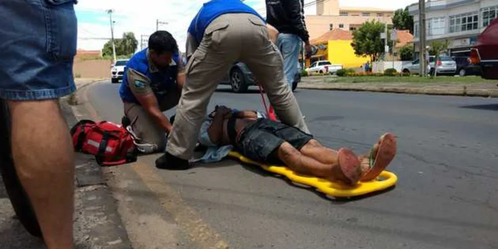 Imagem ilustrativa da imagem Ciclista bate em poste após desviar de carro
