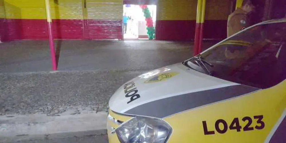 Criminosos conseguiram fugir com vários aparelhos celulares que estavam no depósito da loja