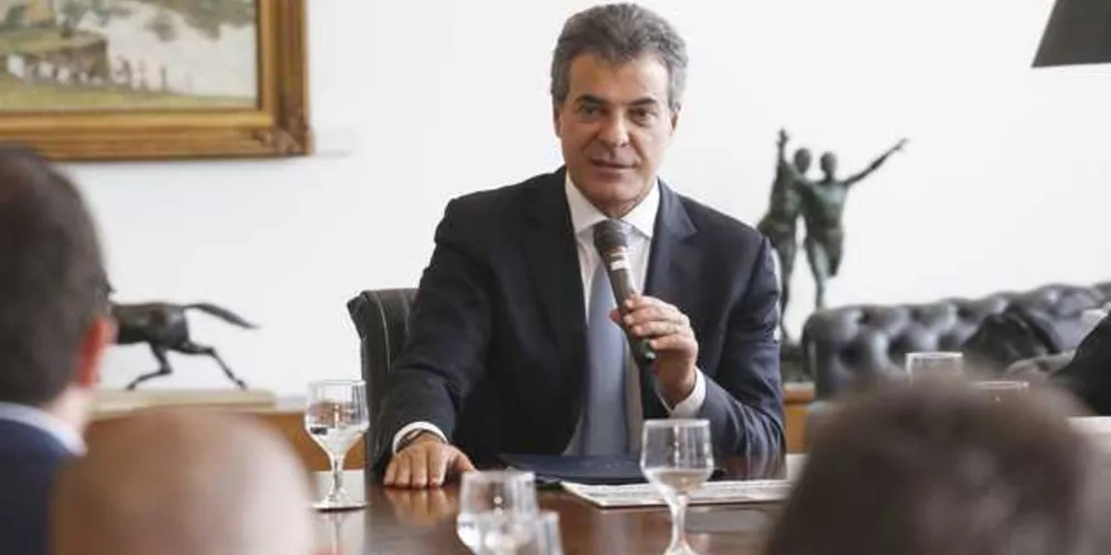 O governador Beto Richa assina convênio para melhoria na pista do aerroporto de Ponta Grossa. Presentes: o prefeito de Ponta Grossa, Mercelo Rangel, o secretário de Infraestrutura e Logística, José Richa filho, entre outros.
Foto: Arnaldo Alves / ANPr.