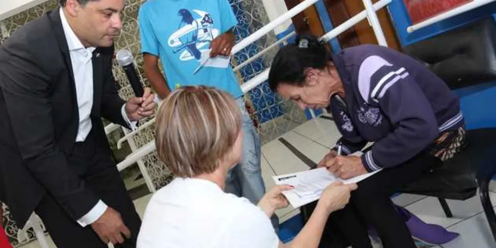 Proprietários e prefeito Marcelo Rangel assinaram contrato de compra e venda dos imóveis do programa Papel Legal 
