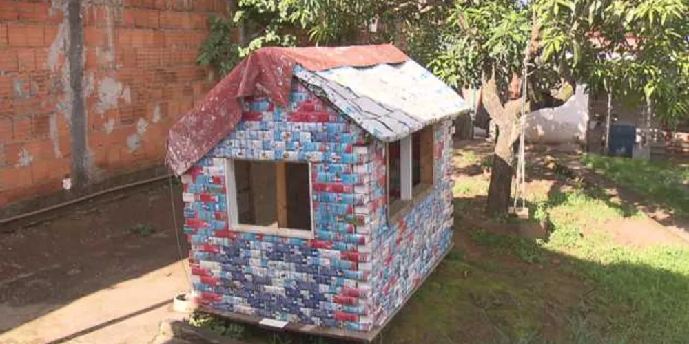 Casinha de brinquedo feita de material reciclável em terreno em Sobradinho/Foto; Reprodução  TV Globo