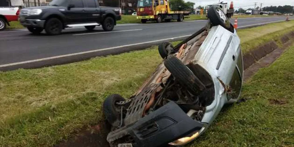 Motorista perdeu o controle da direção e veículo capotou na manhã desta quarta-feira