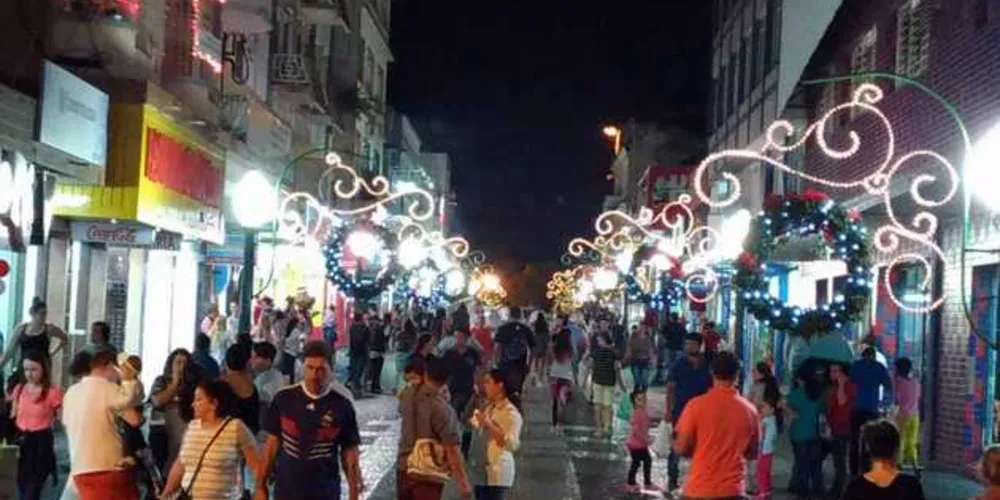 Imagem ilustrativa da imagem Calçadão também recebe decoração e luzes de natal
