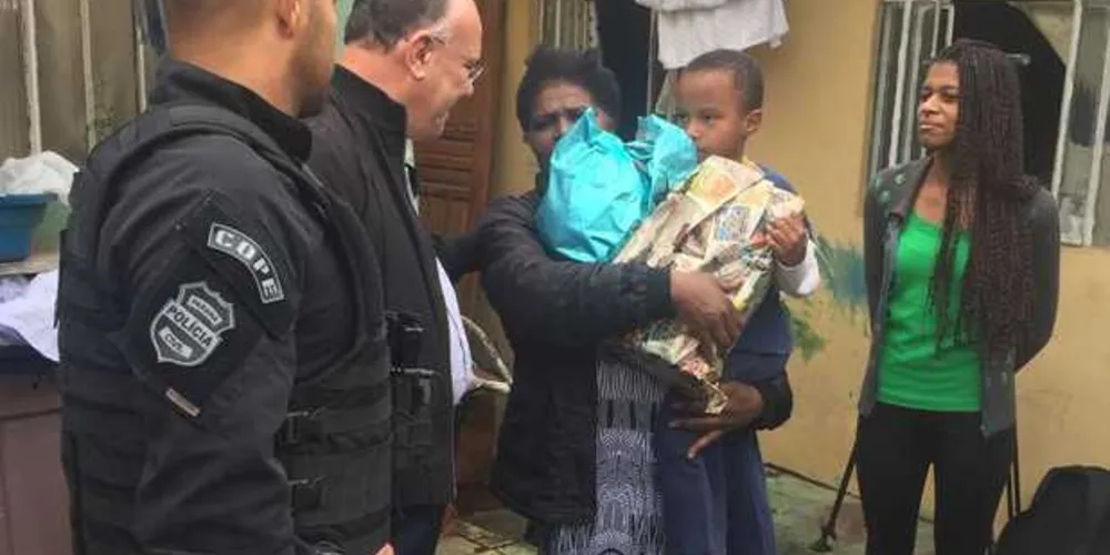 A ação contou com o apoio do Centro de Operações Policiais Especiais (Cope) que levou todos os objetos até a casa da família/Foto: Divulgação Polícia Civil do Paraná
