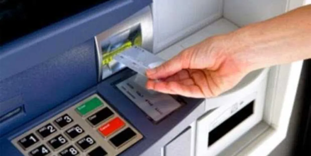 Imagem ilustrativa da imagem Falsa funcionária dá golpe em cliente na saída do banco