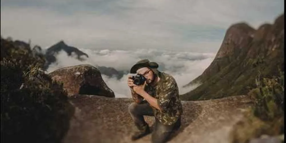 Imagem ilustrativa da imagem Fotógrafo viraliza com ensaio no pico mais alto da região Sul