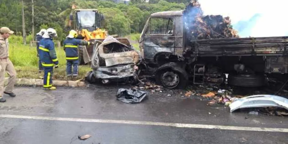 Imagem ilustrativa da imagem Acidente entre carro e caminhão mata quatro pessoas na BR-153