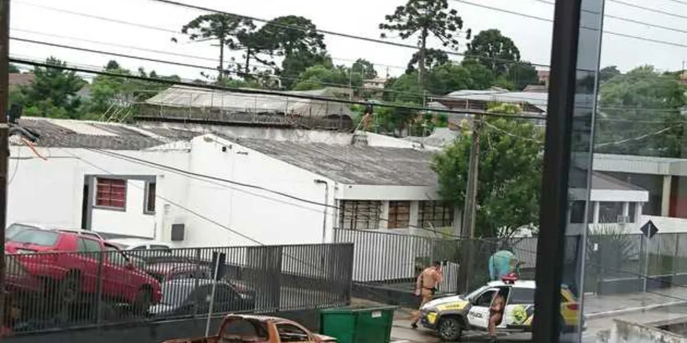 Detentos mantêm agente refém e equipes policiais tentam negociar com presos