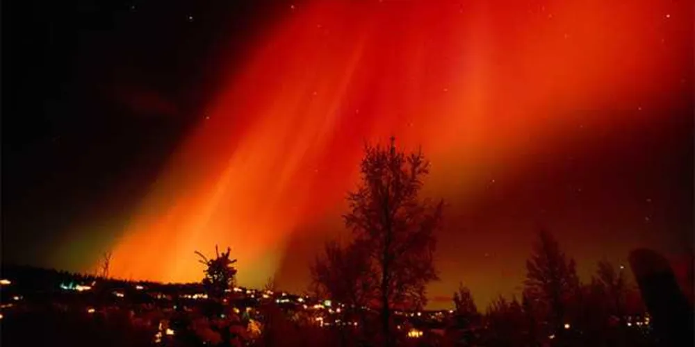 Auroras vermelhas registradas em Hillside Residence Anchorage, no Alasca, em fevereiro de 2002/Foto: Reprodução Alamy