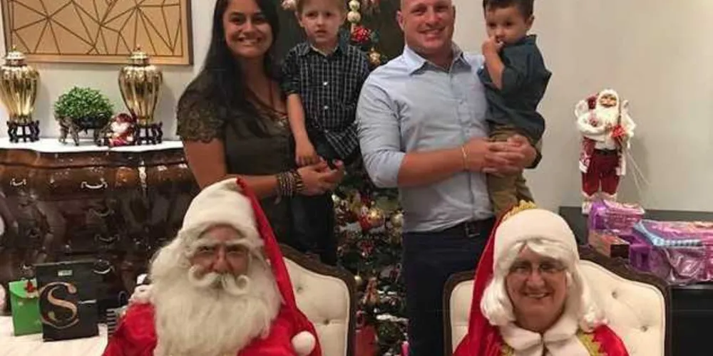 FAMÍLIA - No momento tão esperado entre as crianças na noite de Natal, a chegada do Papai Noel, o casal Carlos Augusto Carmo e Shellyn Hilgemberg Carmo com seus filhos Frederico e Theodoro.