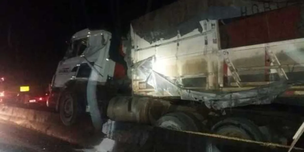 Acidente aconteceu na região de Guaratuba e deixou trânsito parado durante a madrugada